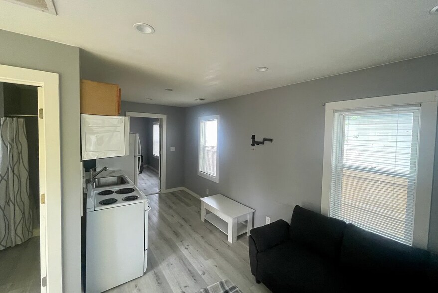 OPTIONAL: 1bd In-law Suite, fully equipped - 2324 E 36th St