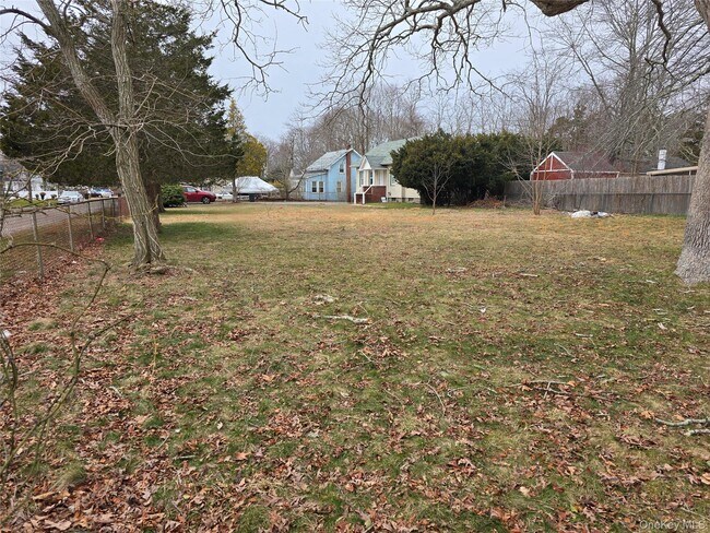 Building Photo - 5 Cedar Rd E