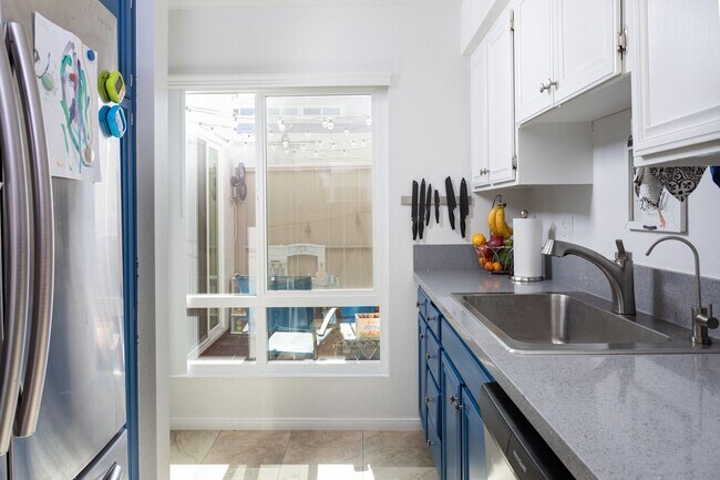 Building Photo - 3 bed 2 bath Townhouse located in South Coast Metro