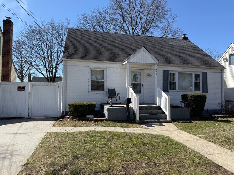 Primary Photo - 976 Jerusalem Ave