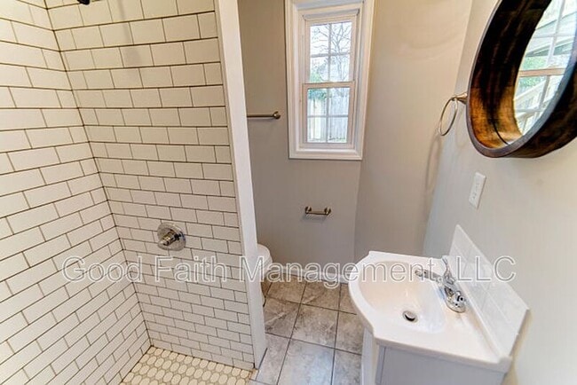 Building Photo - 1007 Hogan St