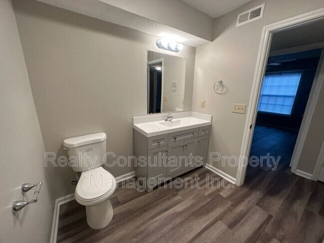 Building Photo - 800 Folly Ct