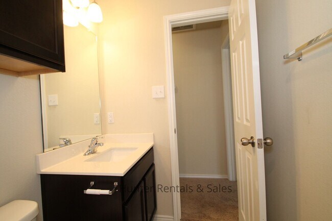 Building Photo - Charming Bungalow Style Home with Modern C...