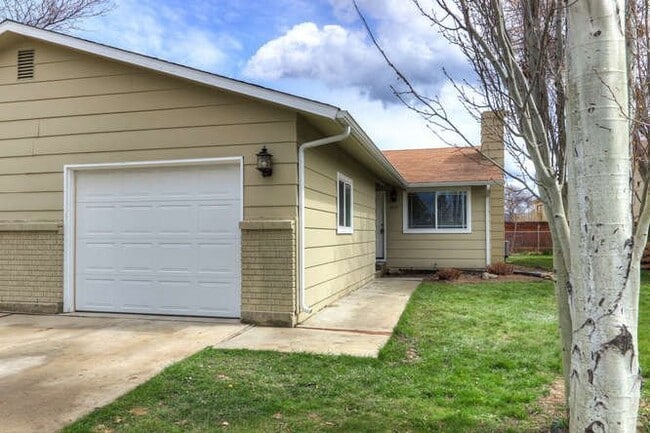 Building Photo - Ensign Ave Duplex