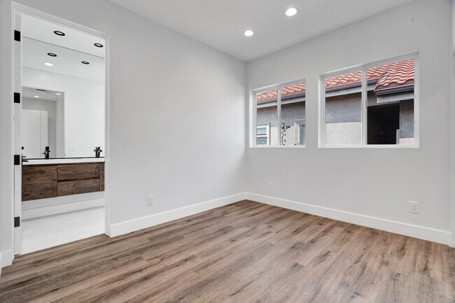 Building Photo - Elegant 2BR / 2BA in Prime North Hollywood
