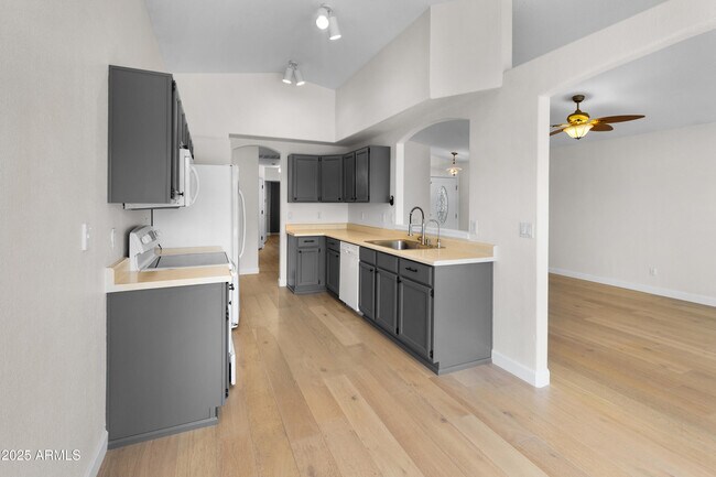 Building Photo - 3404 E Lavey Ln