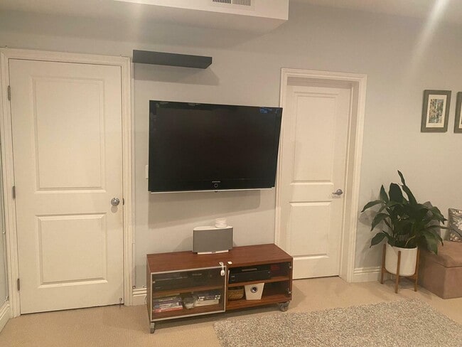 Building Photo - 525 Gough St