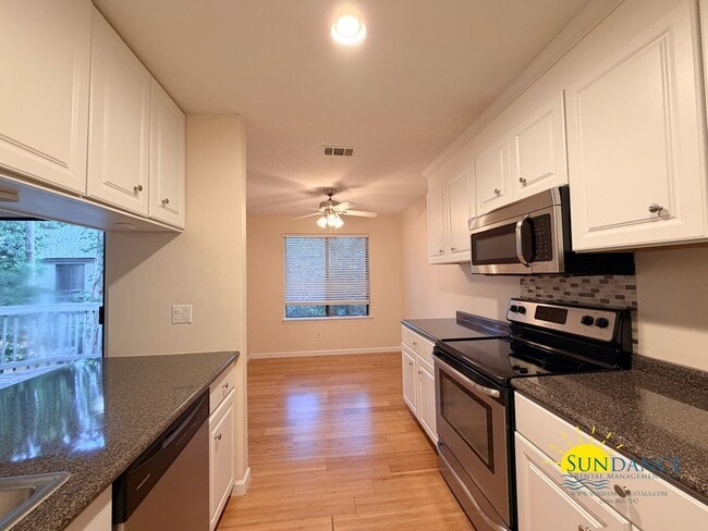 Building Photo - Charming 2 Bedroom Unit in Fort Walton Beach!