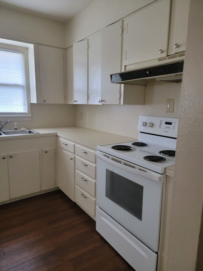 Building Photo - 3 bedroom 1 bathroom **Move in Ready