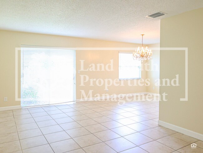 Building Photo - 631 Queens Loop N