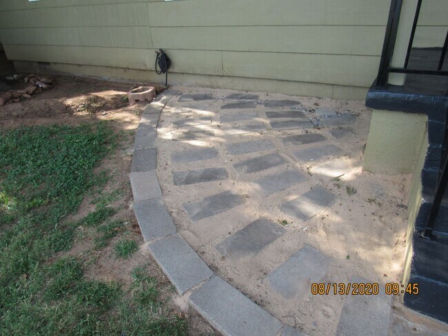 Building Photo - Located walking distance to Cameron University and Comanche Hospital !!