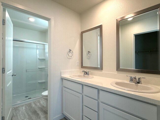 Building Photo - 2024 Shady Tree Cir