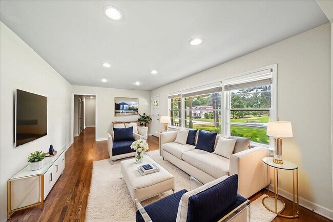 Building Photo - 2038 S Akin Dr