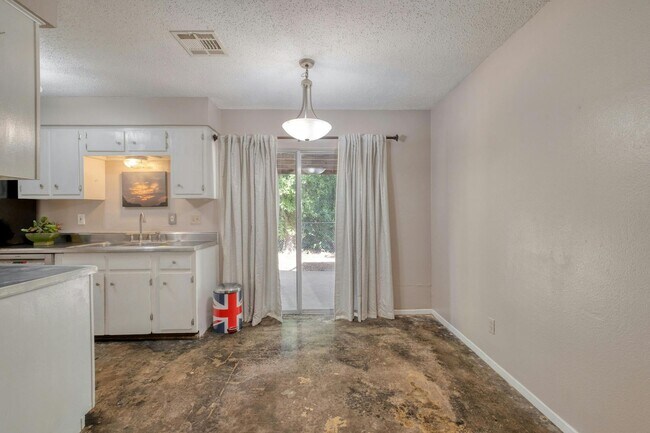 Building Photo - Cozy 2-Bedroom Duplex in Prime North Austi...