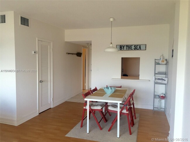 Building Photo - 1455 N Treasure Dr