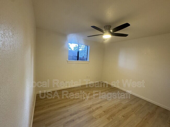 Building Photo - 4513 E Hollygreen Rd