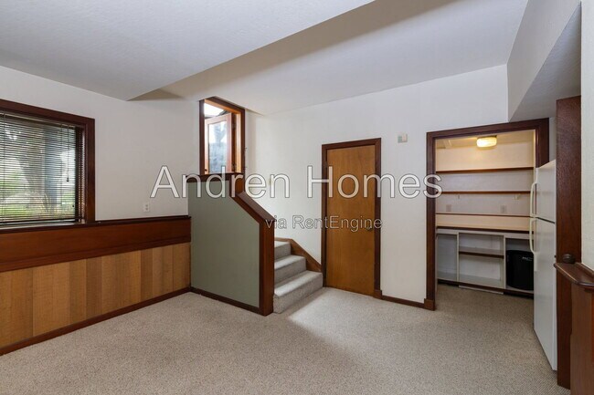 Building Photo - 22660 E Cliff Dr