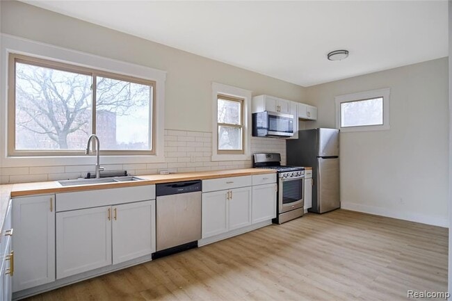 Building Photo - 900 Hazelwood St