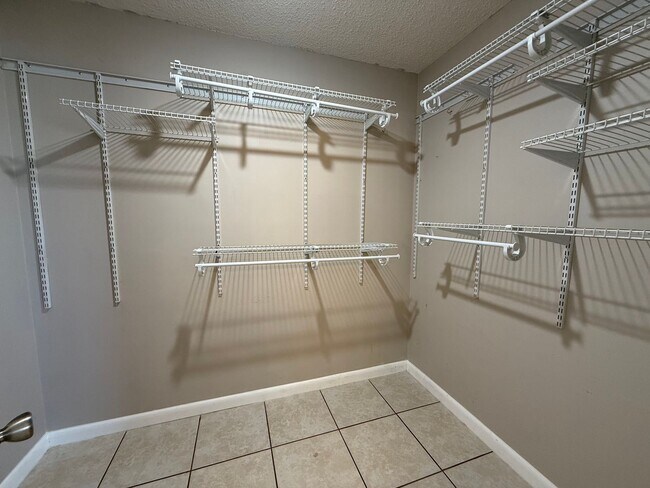 Building Photo - SLEEPY HOLLOW 3/2/2 Pool Home