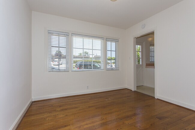 Building Photo - *OPEN HOUSE: 9/13 10-11AM* 2BD/1BA in La J...