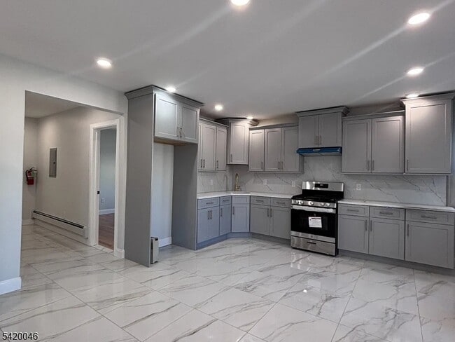 Building Photo - 546-550 E 25th St