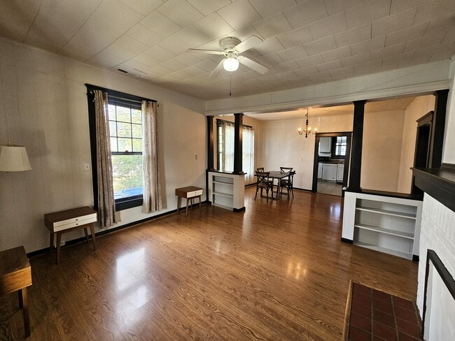 Building Photo - 1909 Bennett Ave