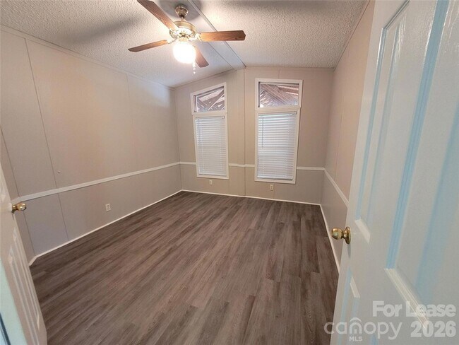 Building Photo - 179 Family Cir
