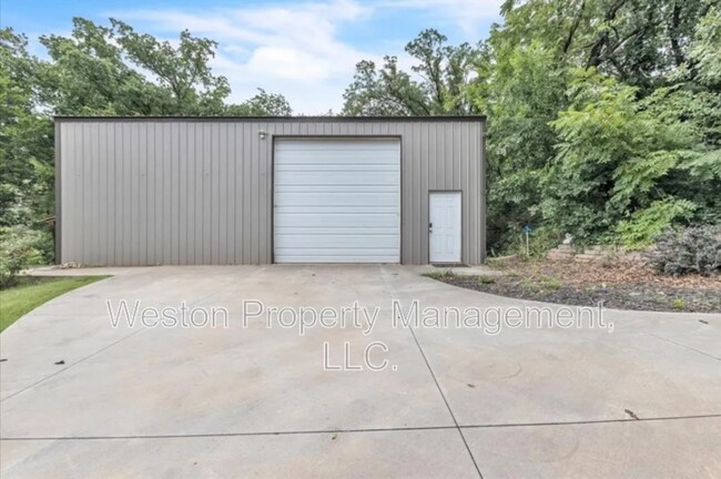 Building Photo - 8651 Overlook Dr