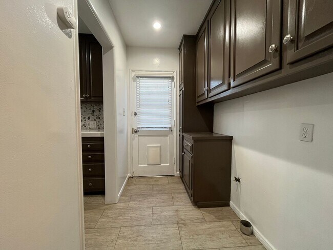 Building Photo - 3 BEDROOM/1 BATH HOUSE IN SOUTHWOOD RIVIERA TORRANCE