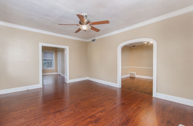 Building Photo - Spacious 4 Bed / 2 Bath Home with Garage & Fenced Backyard in Central Temple