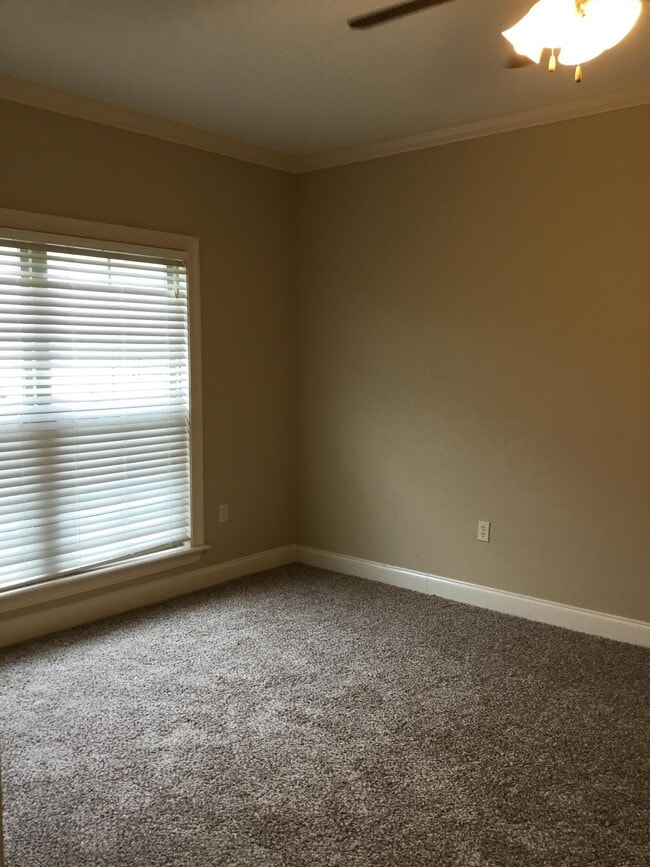 Building Photo - 19 Village Dr