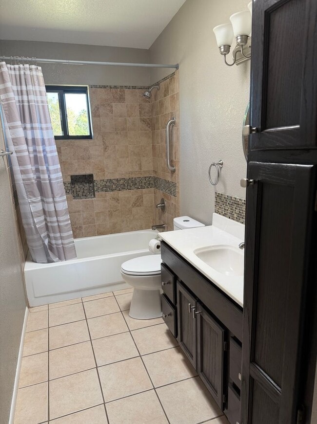 Building Photo - 3 bedroom 2 bath Next to PDS Elementary Sc...