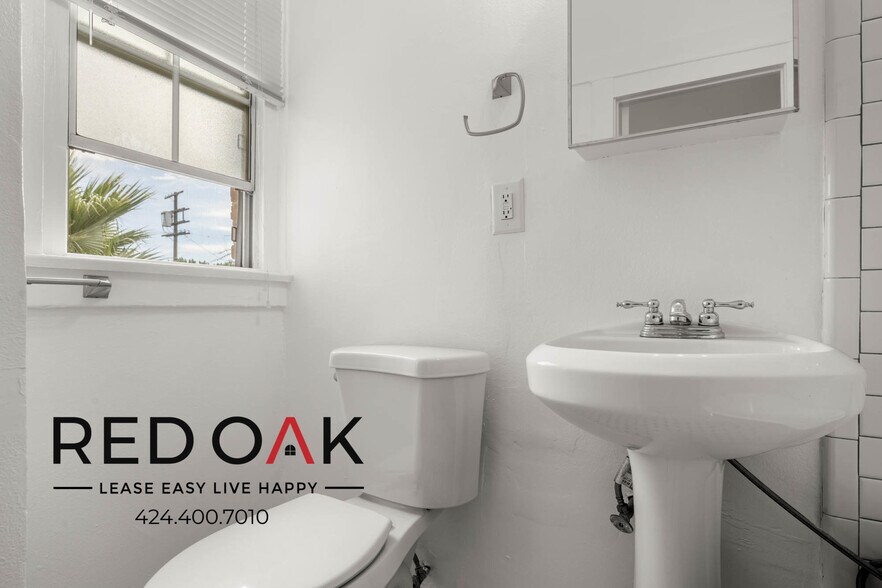 Building Photo - 1110 S Lake St