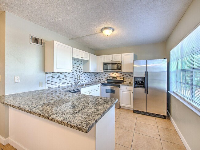 Building Photo - Very nice large 5 bedroom/3 bathroom home ...