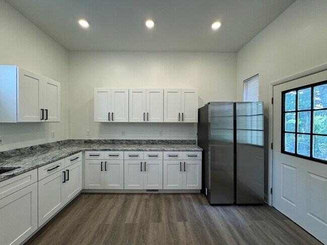 Building Photo - 7 Bed/3 Bath Mins. from UC Campus $750/pp ...