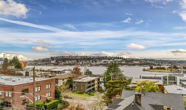 Building Photo - 1 Bedroom 1 Bathroom Eastlake Condo W/ Stunning Views