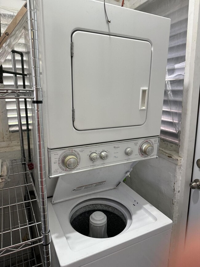 Building Photo - 229 Lakeland Dr