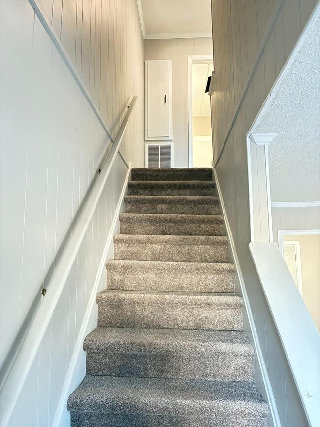 Building Photo - 1612 Dartmore Dr N