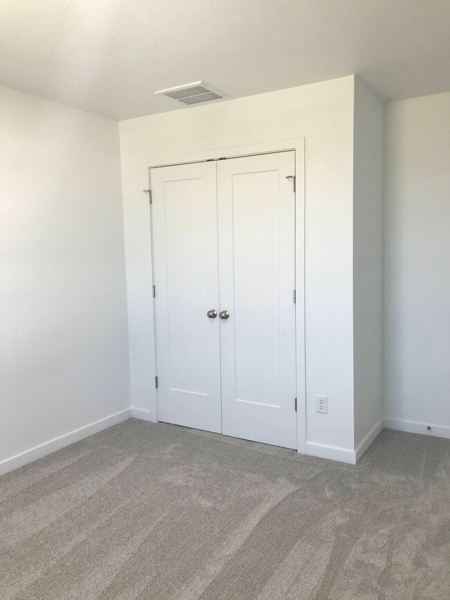 Building Photo - Executive Rental -  4 Bedroom 3 Baths