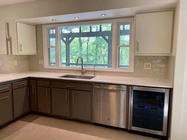 Building Photo - East AVL - Mid Century Modern Beauty in Bo...
