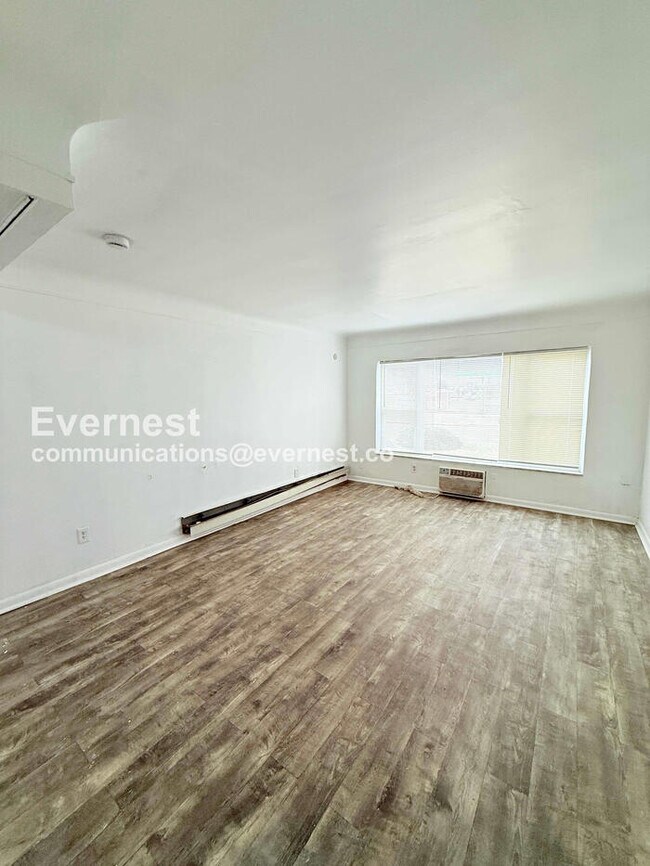 Building Photo - 15601 Schoolcraft Rd