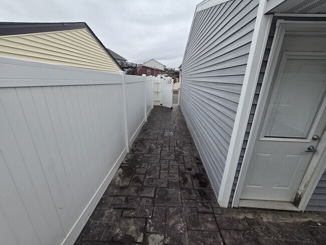 Building Photo - Townhome available NOW!