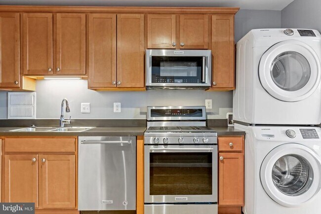 Building Photo - 3705 S George Mason Dr