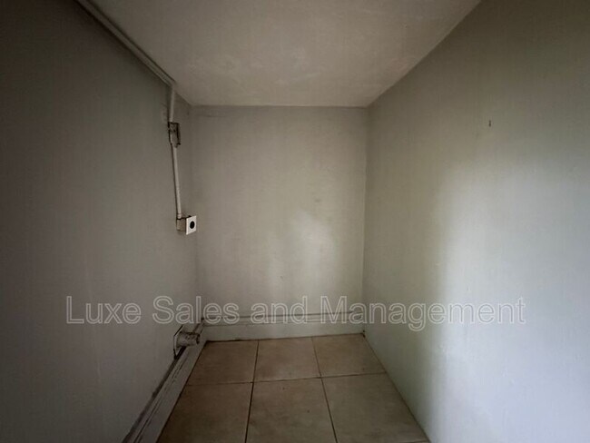 Building Photo - 3409 Willow Creek Dr
