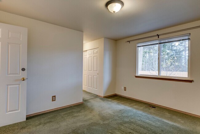 Building Photo - 3 Bedroom 2 Bathroom Home Near Fort Nugent Park!