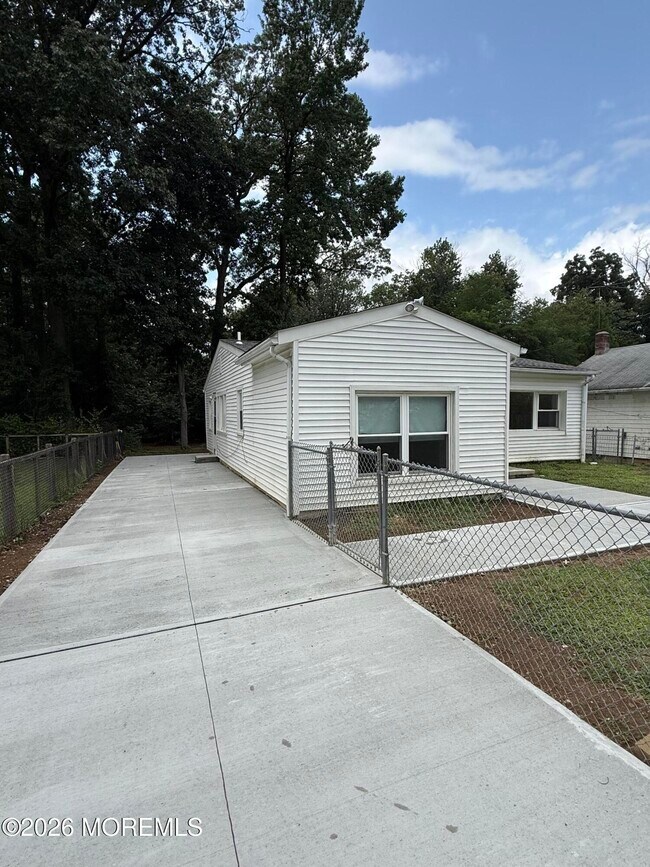 Building Photo - 33 Weaverville Rd
