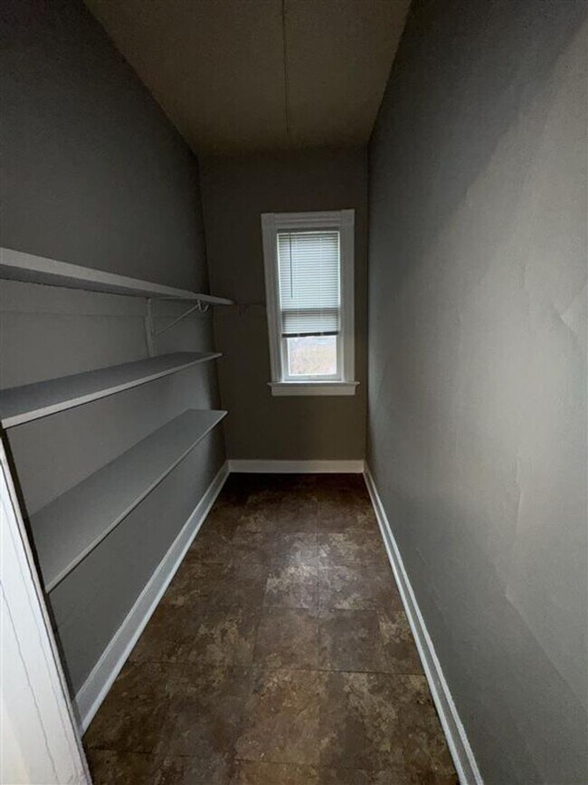 Building Photo - Spacious 4BR Upper Duplex Unit in the Hear...