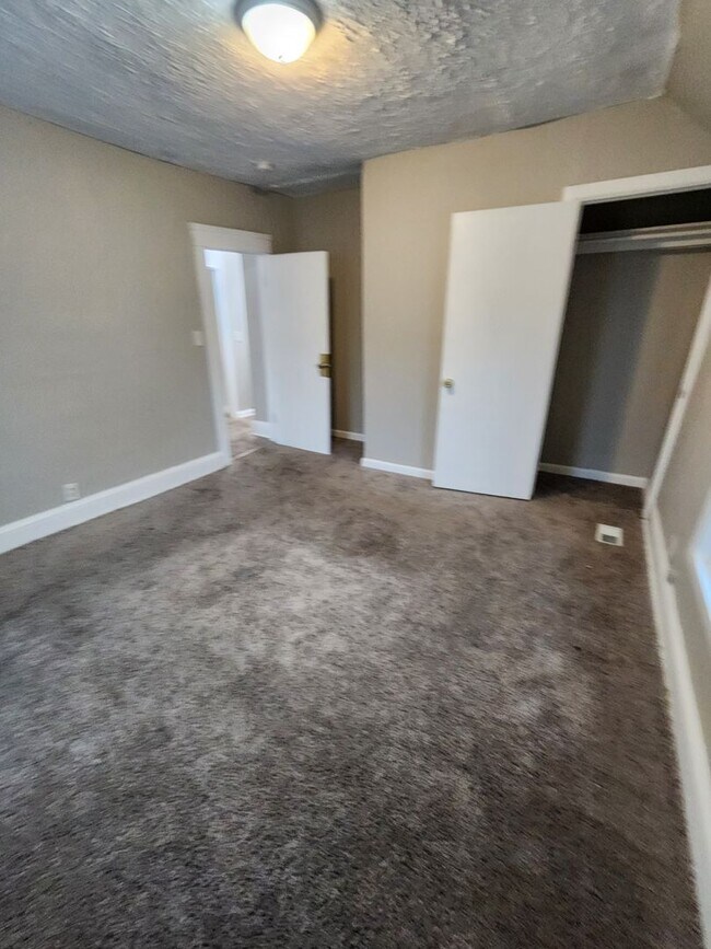 Building Photo - 3 Bedroom House for Rent on W 25th - MOVE IN READY AND CLEAN