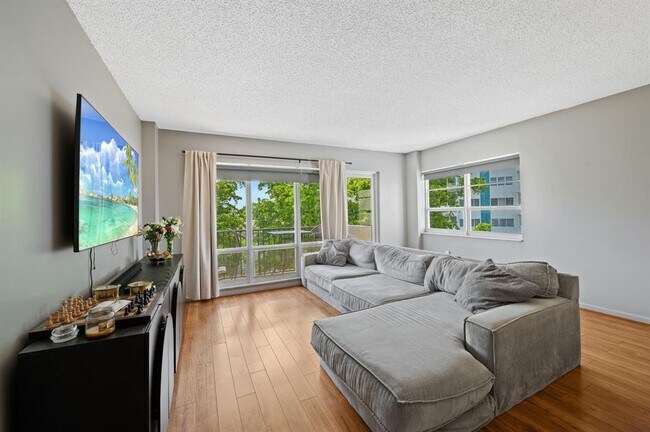 Building Photo - 340 Sunset Dr