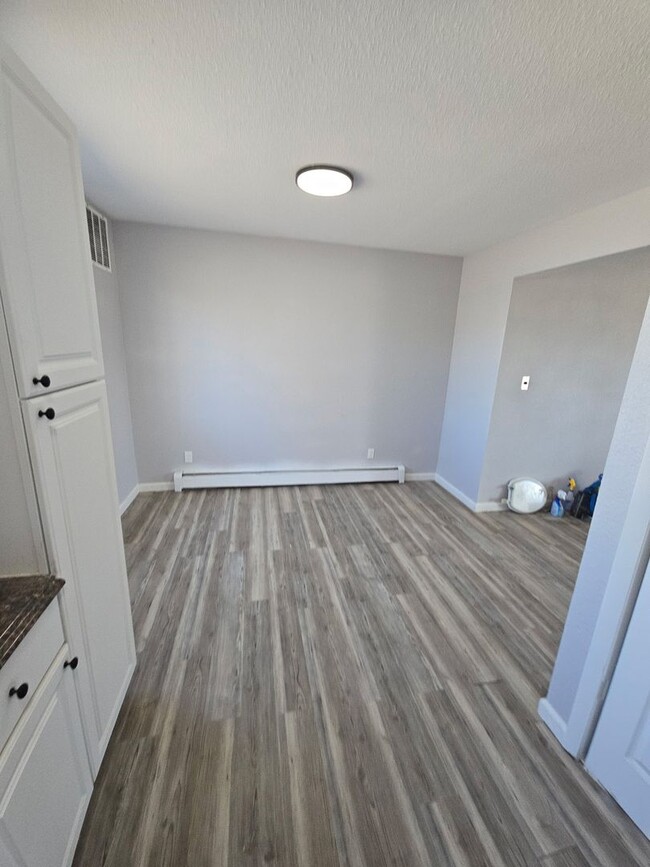 Building Photo - 2 Bed 1 Bath Apartment
